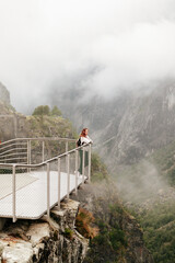 Turystka podziwiająca V&oslash;ringsfossen wodospad w Norwegii