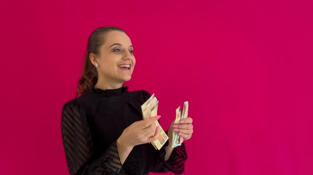 Mulher feliz com dinheiro 