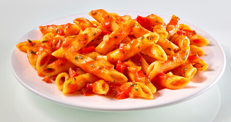 Penne mit Tomaten Chili Sauce mit Kraeutern, Pasta, Nudeln, Tomatensauce, 