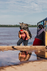 Persona del campo regresando con carga de su chacra, llegando al puerto Garcilazo de la ciudad de Yurimaguas.