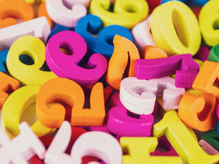 Naklejka premium Bright numbers on a neutral background, creating an eye-catching visual effect for design and educational materials.