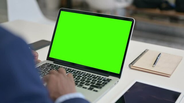 4K HD Green Screen Laptop Mockup &ndash; Businessman Working on a Modern Laptop with Blank Chroma Key Display for Video Editing, Motion Graphics, UIUX Design, Website Preview, and Product Presentation