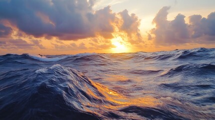 Obraz premium Ocean Sunset: Golden Hues and Rolling Waves