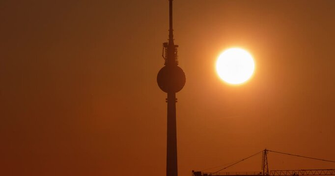 Sonnenaufgang in Berlin. Time lapse.