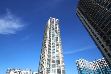 Naklejka premium Gazing upward at three towering buildings set against a clear blue sky