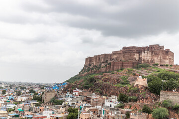 Obraz premium Mehrangarh Fort overlooking the Jodhpur cityscape, a UNESCO World Heritage Site in Rajasthan, India.
