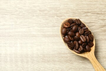 Obraz premium Wooden spoon with coffee beans on wooden background