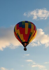 Obraz premium Colorful hot air balloon soaring against a clear blue sky