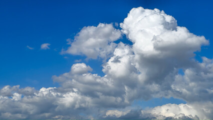 Naklejka premium A bright sky with white clouds 