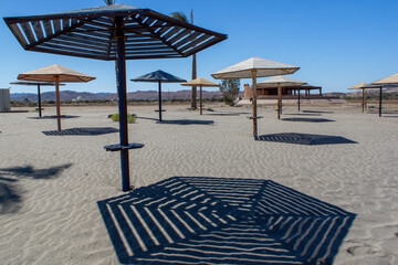 Parasole. Plaża nad Morzem Czerwonym