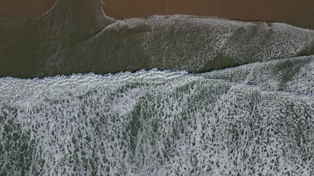 Olas alcanzando la orilla