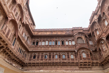 Obraz premium Mehrangarh Fort's exterior walls showcase intricate architectural details. Located in Jodhpur, Rajasthan, it is a UNESCO World Heritage Site.