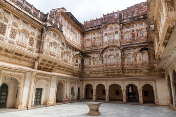 Obraz premium Mehrangarh Fort's exterior walls showcase intricate architectural details. Located in Jodhpur, Rajasthan, it is a UNESCO World Heritage Site.