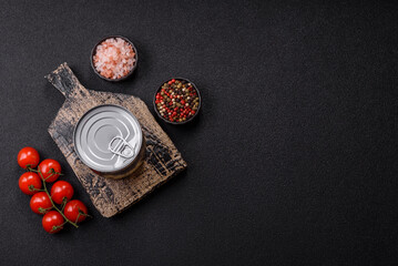 Metal cylindrical can with canned food