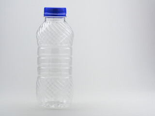 Naklejka premium clear pet blank bottle isolated on white background
