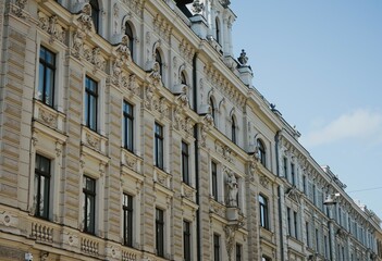 Fototapeta premium An elegant historic building with a white neo-Renaissance facade