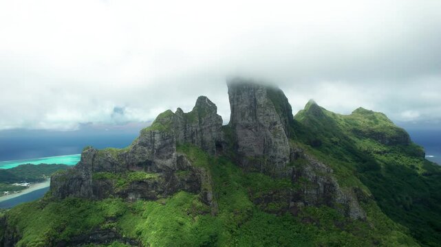 la montagne de bora bora dans les nuages