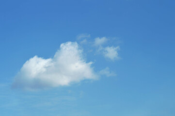 Floating White Cloud in Daylight Sky – Fresh, Airy Atmosphere for Natural Backgrounds, Spring Concepts, or Calm Nature Branding