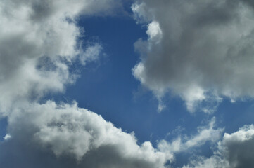 Obraz premium Partly Cloudy Sky with Fluffy White Clouds – Serene and Open Nature Scene Perfect for Backgrounds, Branding, or Tranquil Media Concepts