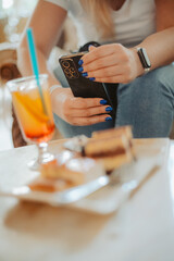 Food Photography in a Café – Influencer Sharing Restaurant Experience
