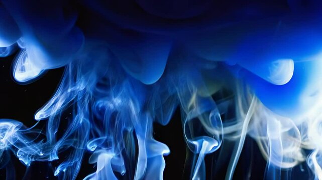 Video de humo disperso color azul en un fondo negro 
