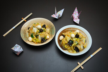 パリパリの食感がおいしい固焼きめんに、炒めた野菜を餡かけにして完成したあんかけ焼きそば