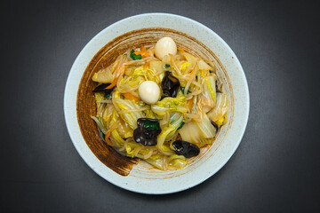 パリパリの食感がおいしい固焼きめんに、炒めた野菜を餡かけにして完成したあんかけ焼きそば