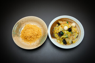 パリパリの食感がおいしい固焼きめんに、炒めた野菜を餡かけにして完成したあんかけ焼きそば