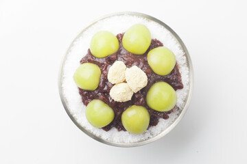 팥빙수는 얼음덩이를 잘게 갈아서 삶은 팥이나 설탕등넣어 만든음식