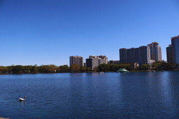 Obraz premium Modern architecture along the lake