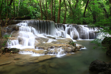 Obraz premium Beautiful nature of Huai Mae Khamin Waterfall or Huay Mae Khamin Waterfall in Sri Nakarin Dam National Park, Kanchanaburi province, Thailand