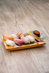 皿に盛った美味しそうな握り寿司