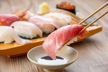 皿に盛った美味しそうな握り寿司