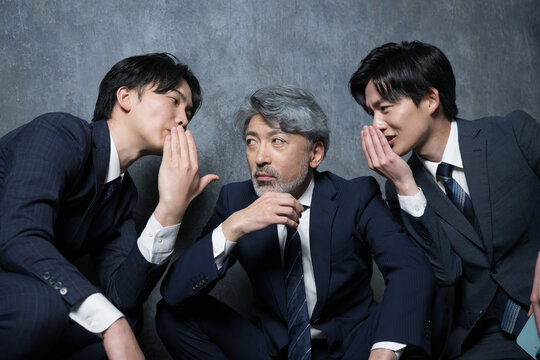 異動や左遷など社内の噂を内緒で話す上司と部下の社内政治イメージ　サラリーマン「それって本当なの？」