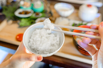 ご飯を食べる女性