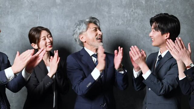 社員みんなで頑張るぞ～～！エイエイオー！と団結し拍手、や仲間で頑張るイメージの動画のクローズアップ