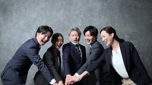 社員みんなで頑張るぞ～～！エイエイオー！と団結し拍手、や仲間で頑張るイメージの動画
