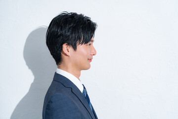 考えるスーツを着た男性の横顔