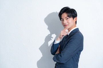 カメラ目線の爽やかなスーツを着た男性