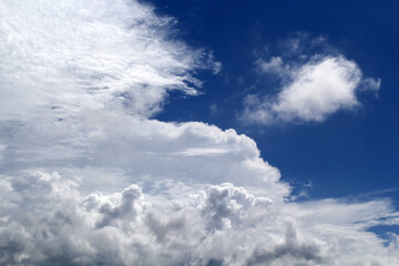 Obraz premium Blue sky filled with fluffy white clouds textured background