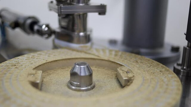 Capsule filler machine fills medical capsules with dietary supplement