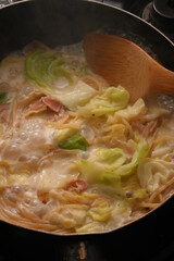 調理中のクリームパスタ