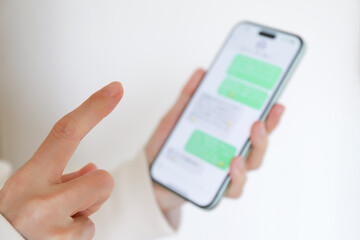 メッセージをやり取りする手元