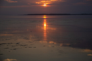 湖に沈む綺麗な夕陽
