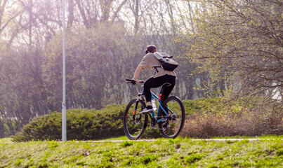 Naklejka premium Cyclist ride on the bike path in the city Park 