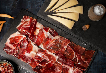 Plato de jamón ibérico de bellota loncheado y queso curado