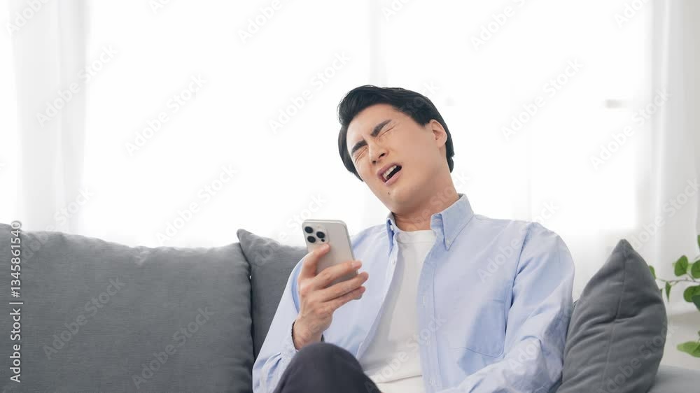 Poster スマホ、文句、不満、イライラ、怒る、怒り、SNS、炎上、レスバ、誹謗中傷、男性、日本人、若い、キレる、ストレス、失敗、困る、トラブル、問題、苛立ち、スマートフォン、アプリ、遅延、故障、がっかり、詐欺、ニュース、ソーシャルメディア、メール、残念、リビングルーム、カジュアル、期待はずれ、コピースペース、落ち込む、落選、売り切れ、通販、ネットショッピング、悩む、表情、感情、苦情、クレーム、クレーマー、イ