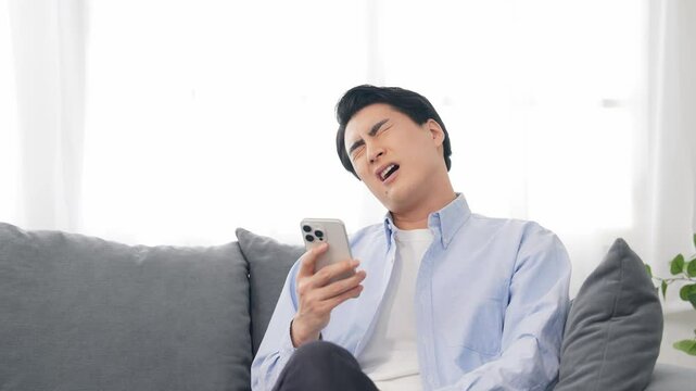 スマホ、文句、不満、イライラ、怒る、怒り、SNS、炎上、レスバ、誹謗中傷、男性、日本人、若い、キレる、ストレス、失敗、困る、トラブル、問題、苛立ち、スマートフォン、アプリ、遅延、故障、がっかり、詐欺、ニュース、ソーシャルメディア、メール、残念、リビングルーム、カジュアル、期待はずれ、コピースペース、落ち込む、落選、売り切れ、通販、ネットショッピング、悩む、表情、感情、苦情、クレーム、クレーマー、イ