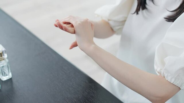 ハンドケア、ハンドクリーム、保湿、女性、スキンケア、手、手荒れ、美容液、乳液、UVケア、日本人、すべすべ、エッセンス、オイル、クリーム、日焼け止め、マッサージ、美容、美肌、美白、ホワイトニング、脱毛、若い、セルフケア、アンチエイジング、エイジングケア、乾燥、コスメ、化粧品、ライフスタイル、ビューティー、スクワラン、コメヌカ油、シアバター、ホホバ種子油、ハンドミルク、パーフェクション、うるおい、化粧