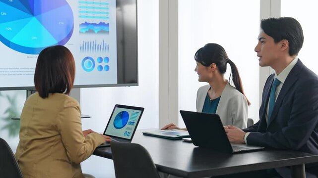 会議、ミーティング、ビジネス、チームワーク、商談、経営、戦略、相談、画面、モニター、プロジェクト、企画、経理、決算、ビジネスパーソン、企業、会社員、男性、女性、日本人、複数、オフィス、会議室、ディスカッション、ブレインストーミング、ワークショップ、報告、提案、DX、IT、グラフ、マーケティング、リサーチ、調査、統計、分析、コスト、マネジメント、デザイン、テクノロジー、データ、レポート、笑顔、同僚、